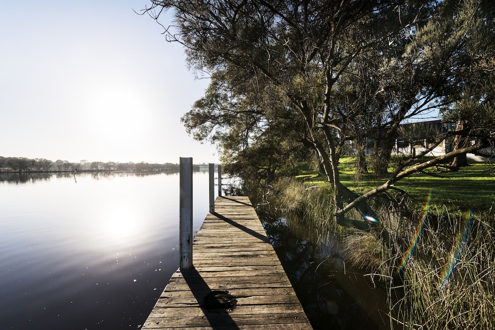 Swan River Hotel 51/56