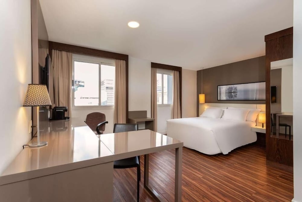 BUSINESS, QUEEN BED