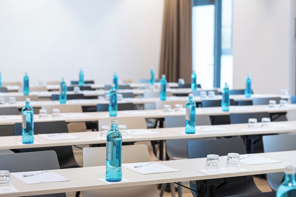 LOGINN Hotel Berlin Airport 49/59