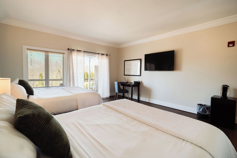 The Inn at Crestwood 25/65
