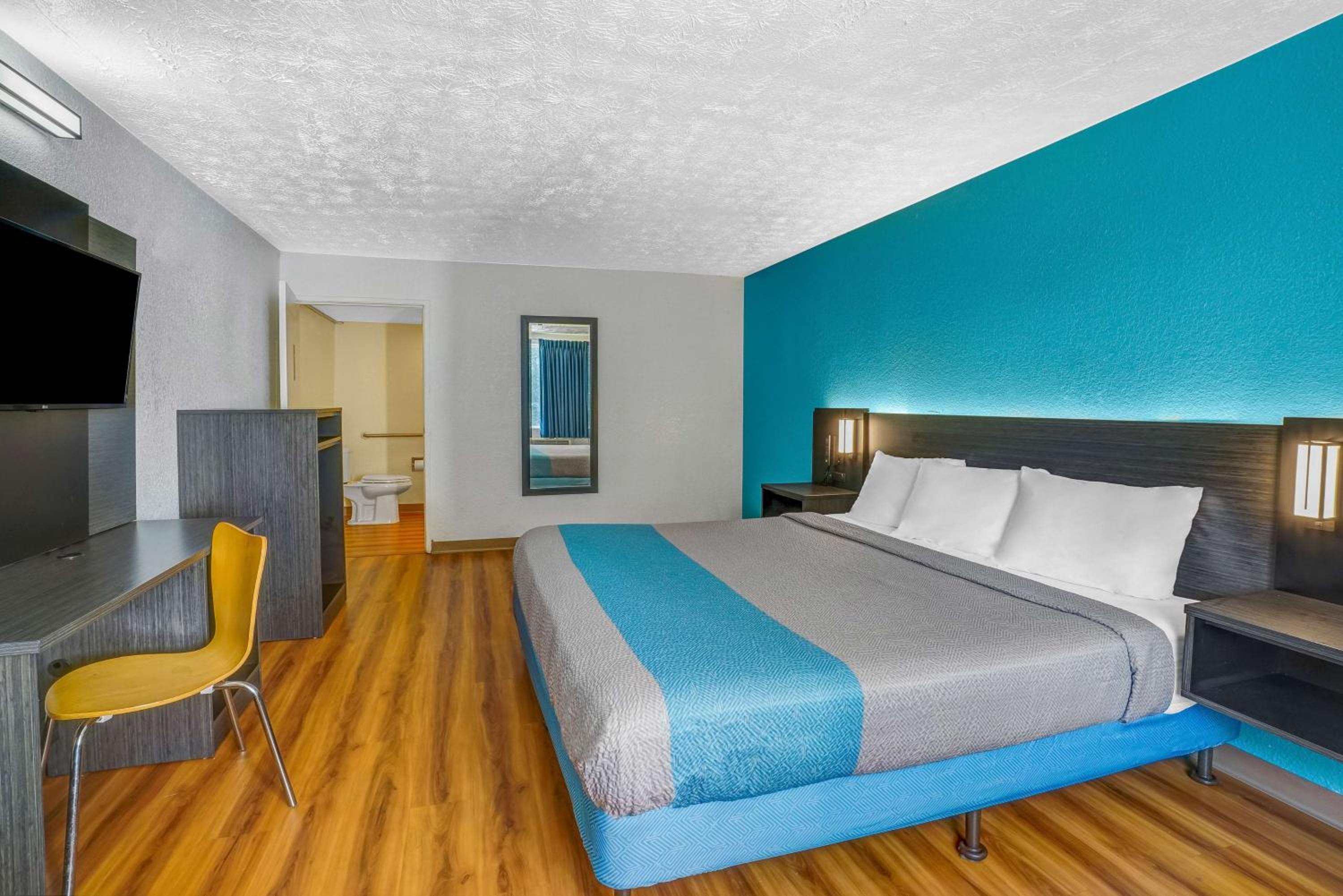 1 King Bed - Non-Smoking