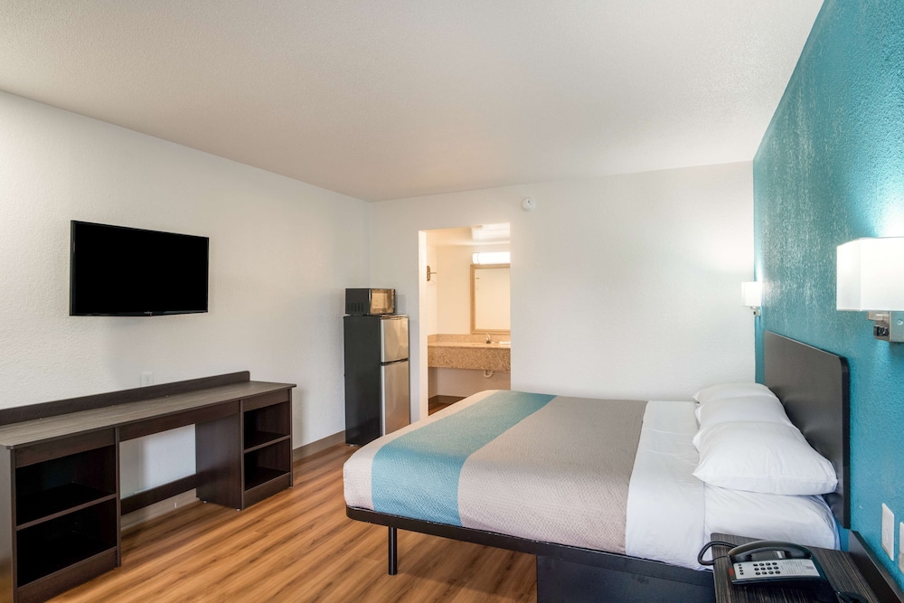 DELUXE, KING BED, ACCESSIBLE