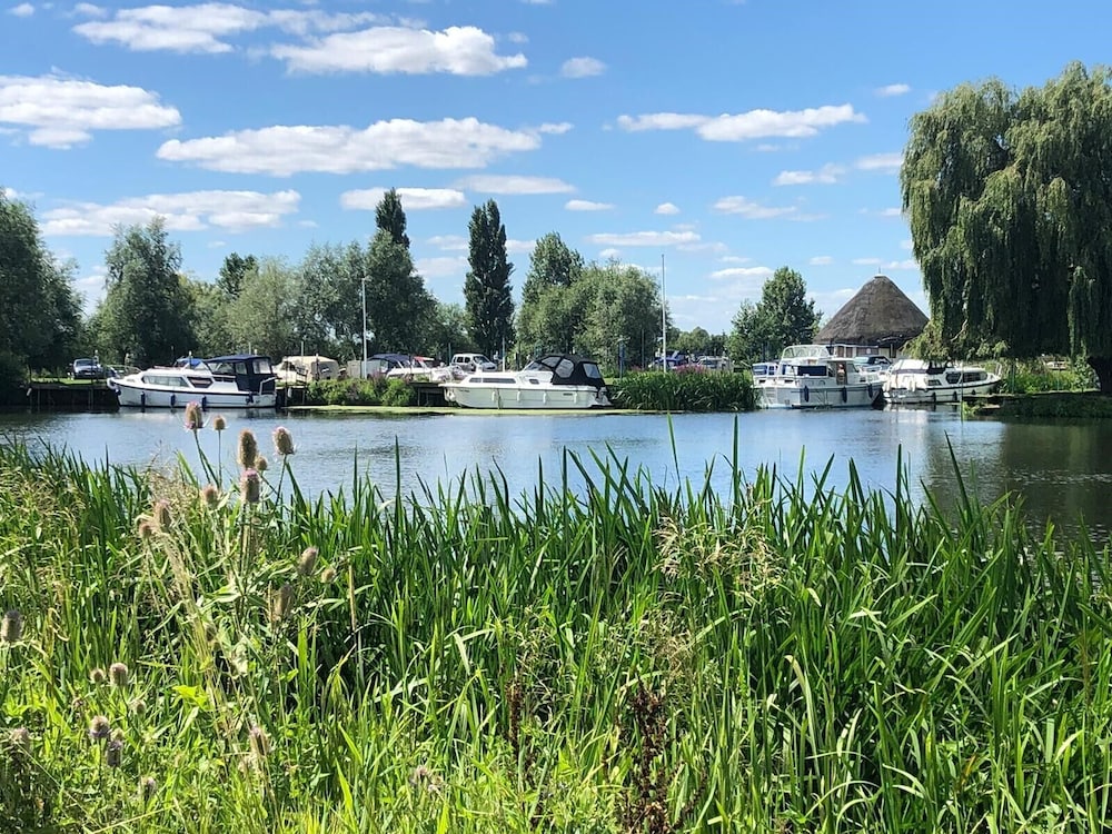 Pike and Eel Hotel and Marina 32/47