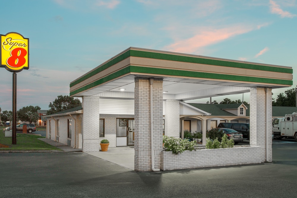 Super 8 By Wyndham Sumter 3/15