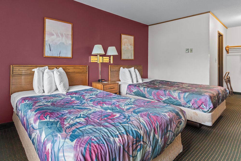 غرفة بسريرين كوين، Wautoma Inn by OYO Near Airport WI 73 5/6