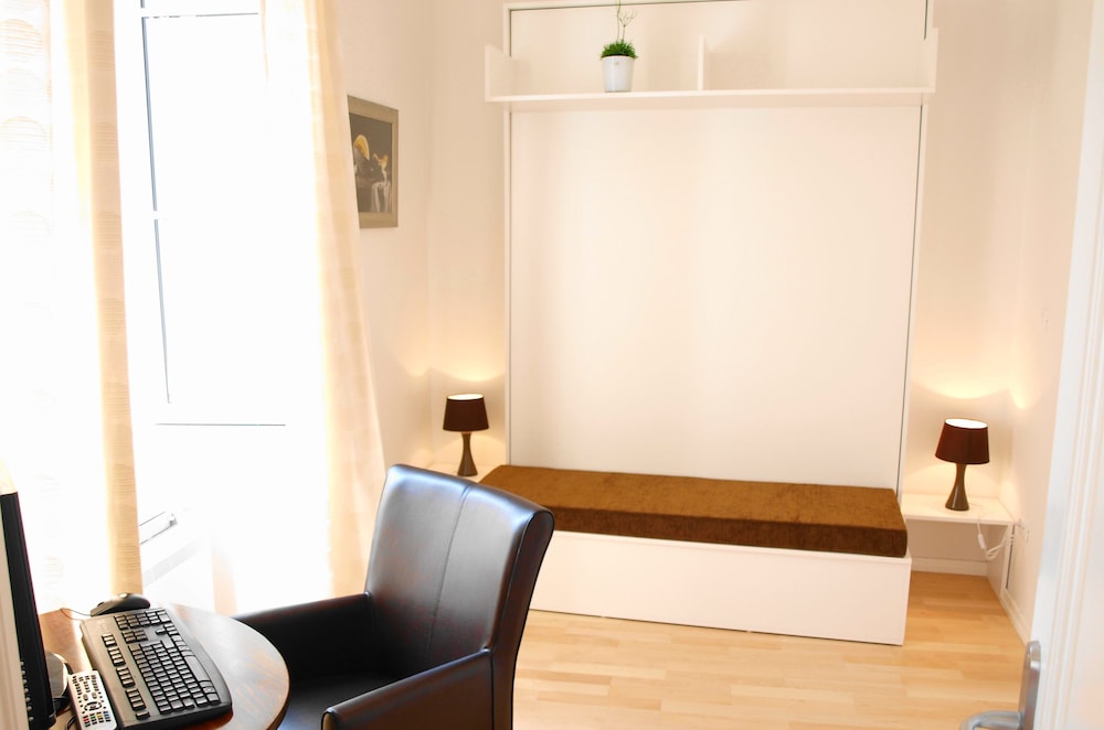 MirÓ Studio Apartments 8/50