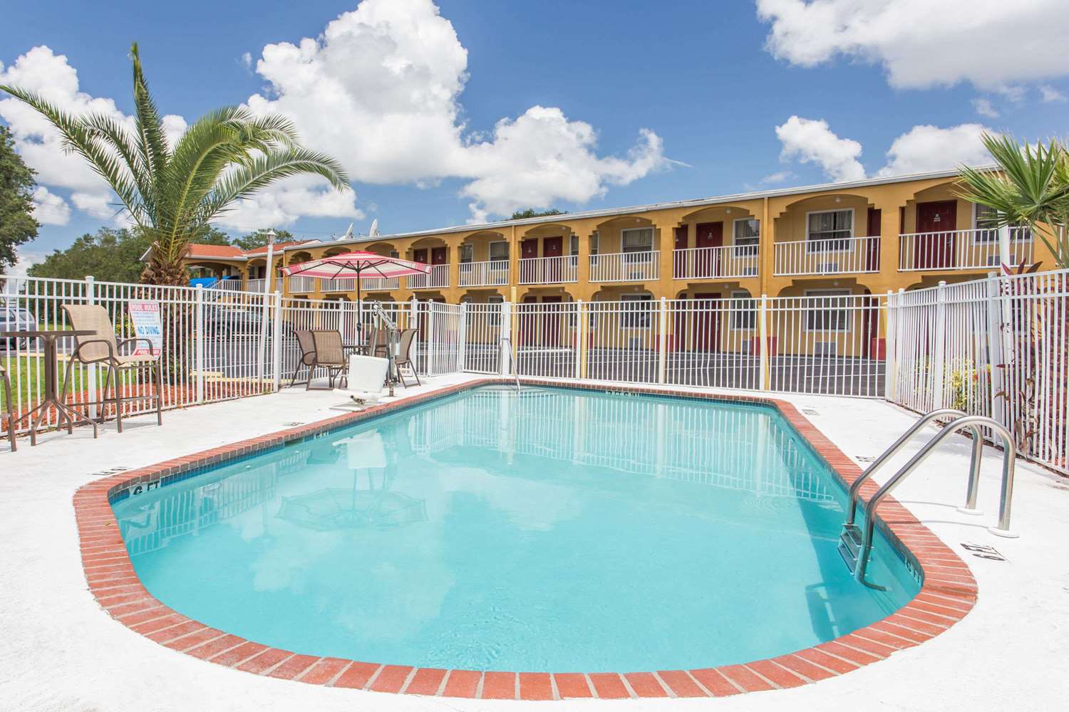 Days Inn by Wyndham Bradenton I-75 22/31