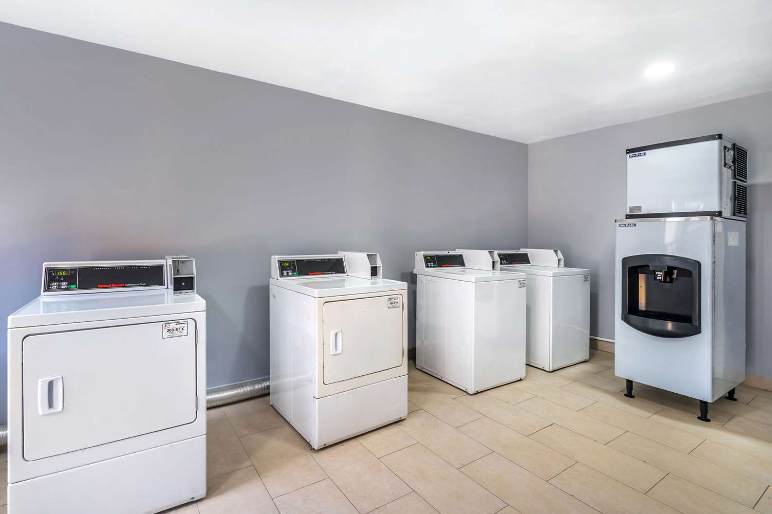Econo Lodge Inn & Suites Virginia Beach - Norfolk 11/15