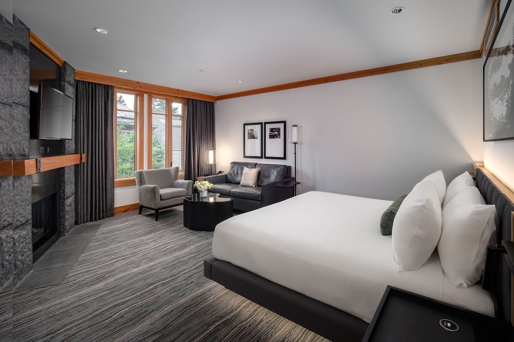 STUDIO, SUITE, KING BED