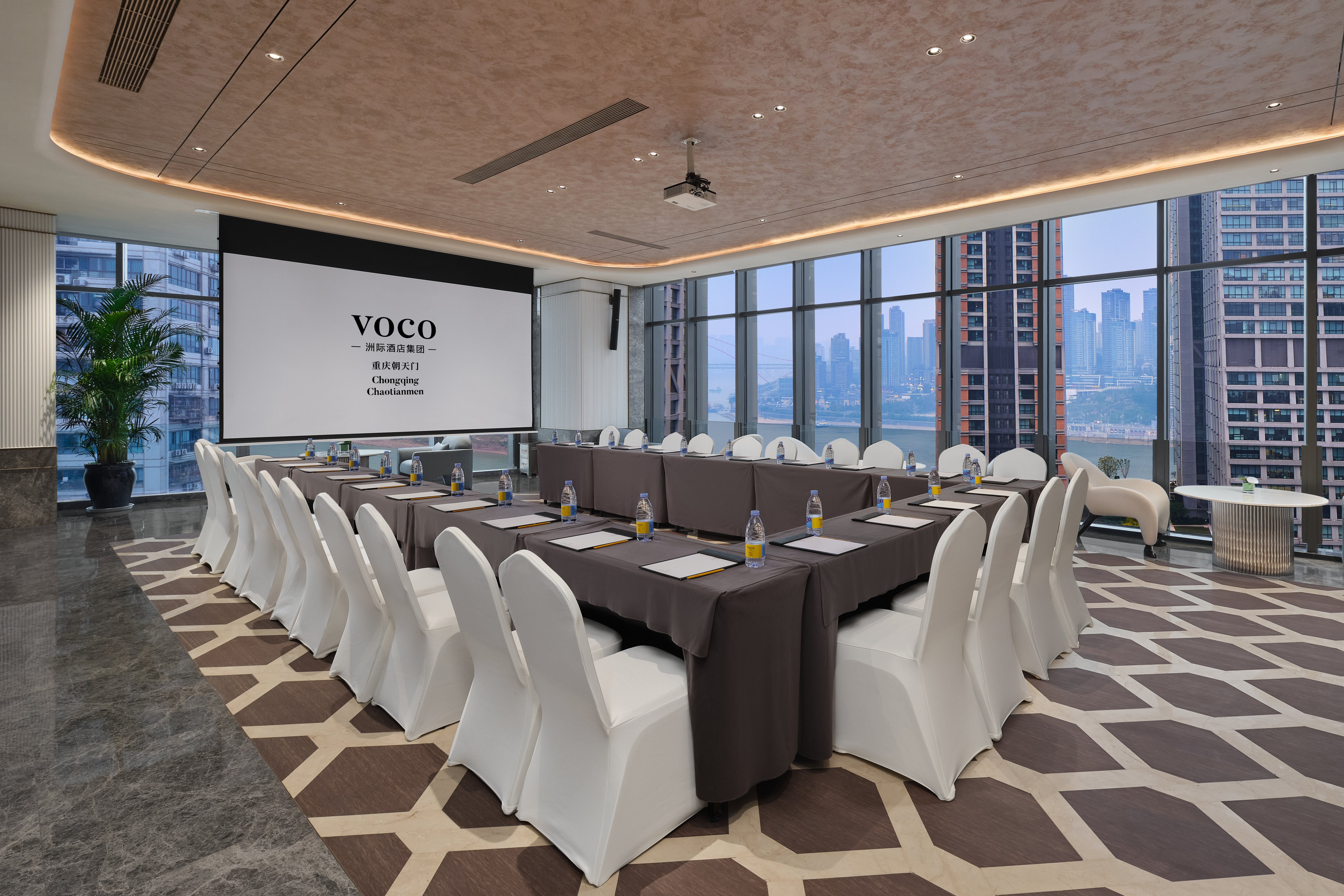 voco Chongqing Chaotianmen an IHG Hotel 38/50