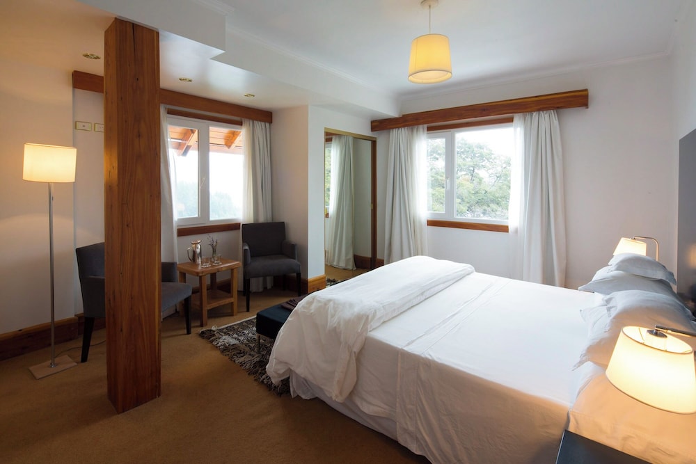 Isla Victoria Lodge 7/44