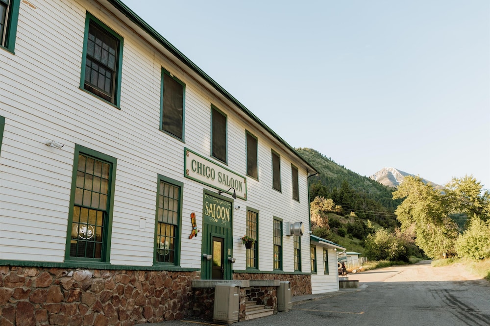 Chico Hot Springs Resort 41/50