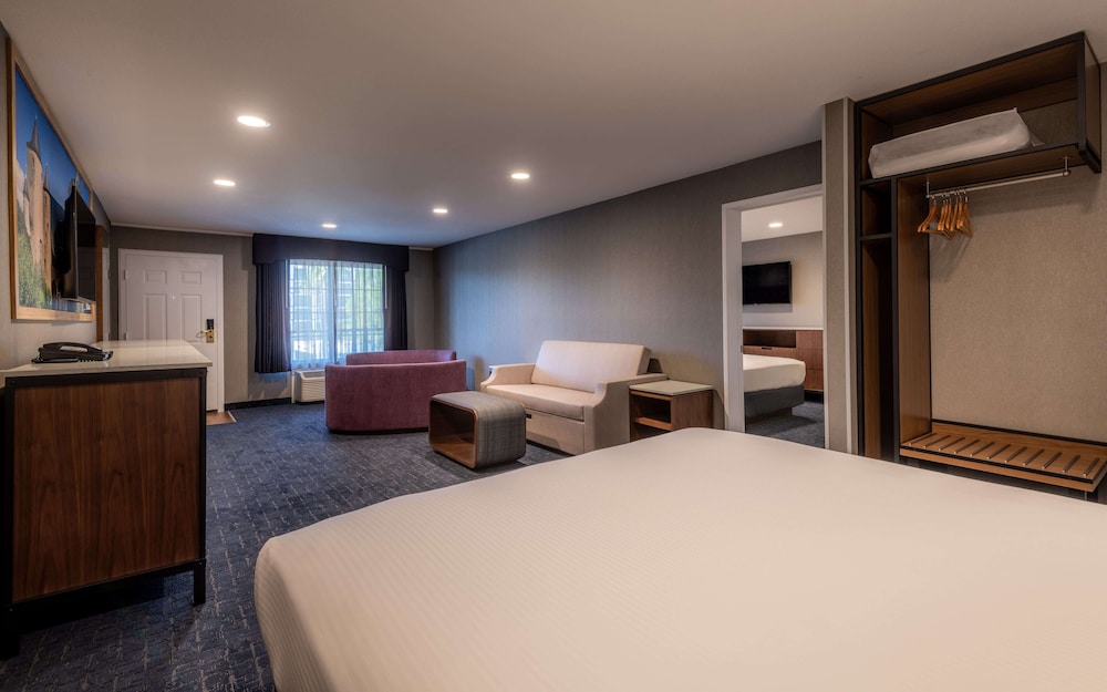 Camelot Inn And Suites 16/62