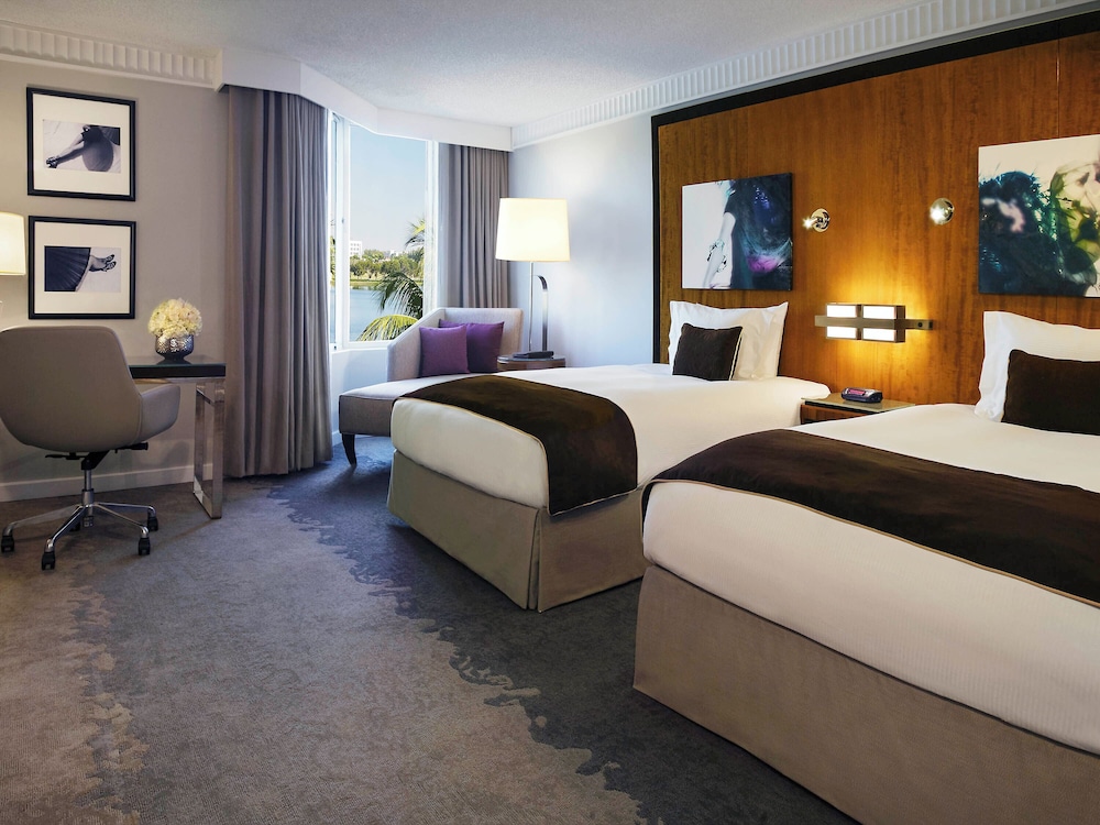 SUPERIOR, 2 DOUBLE BEDS, CITY VIEW