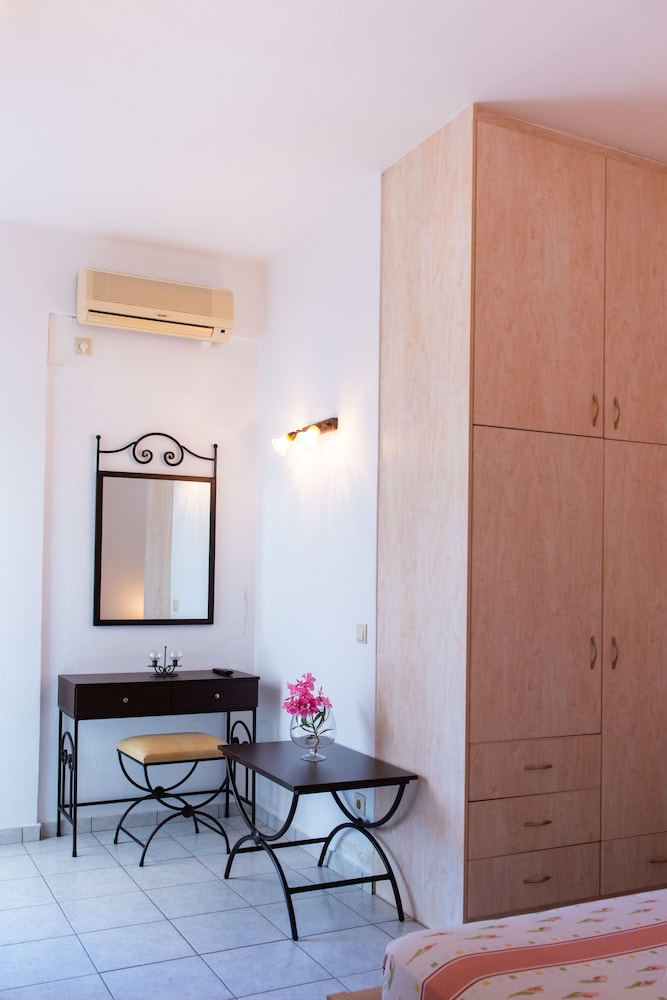 Rooms & Apartments Archontou 2/50