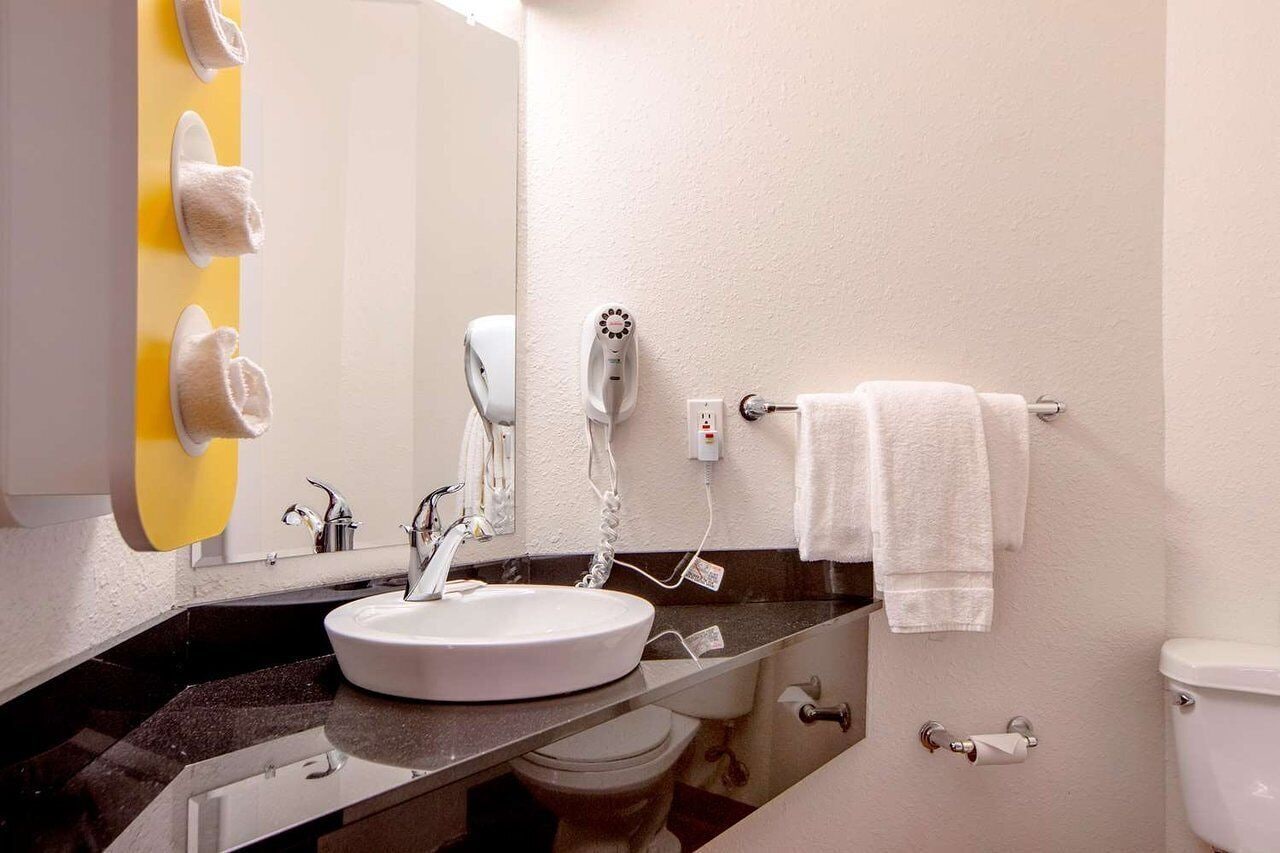 غرفة ديلوكس مفردة بسرير كينج، Seasons Inn Traverse City 3/4