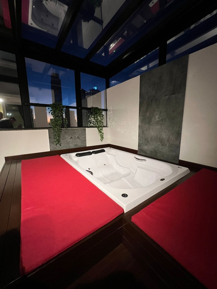 Holiday And Business Hotel 38/50