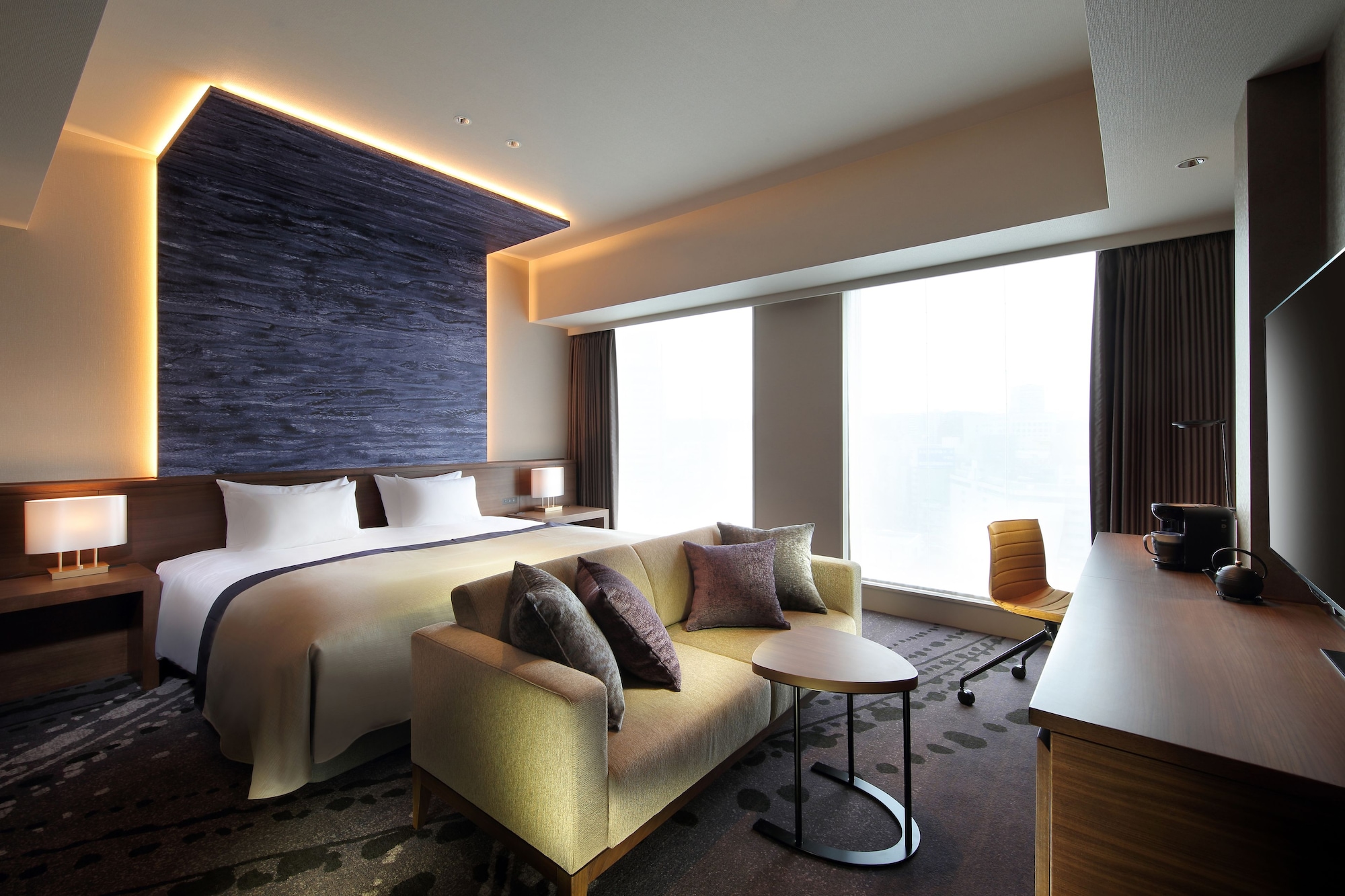 EAST, PREMIER, KING BED