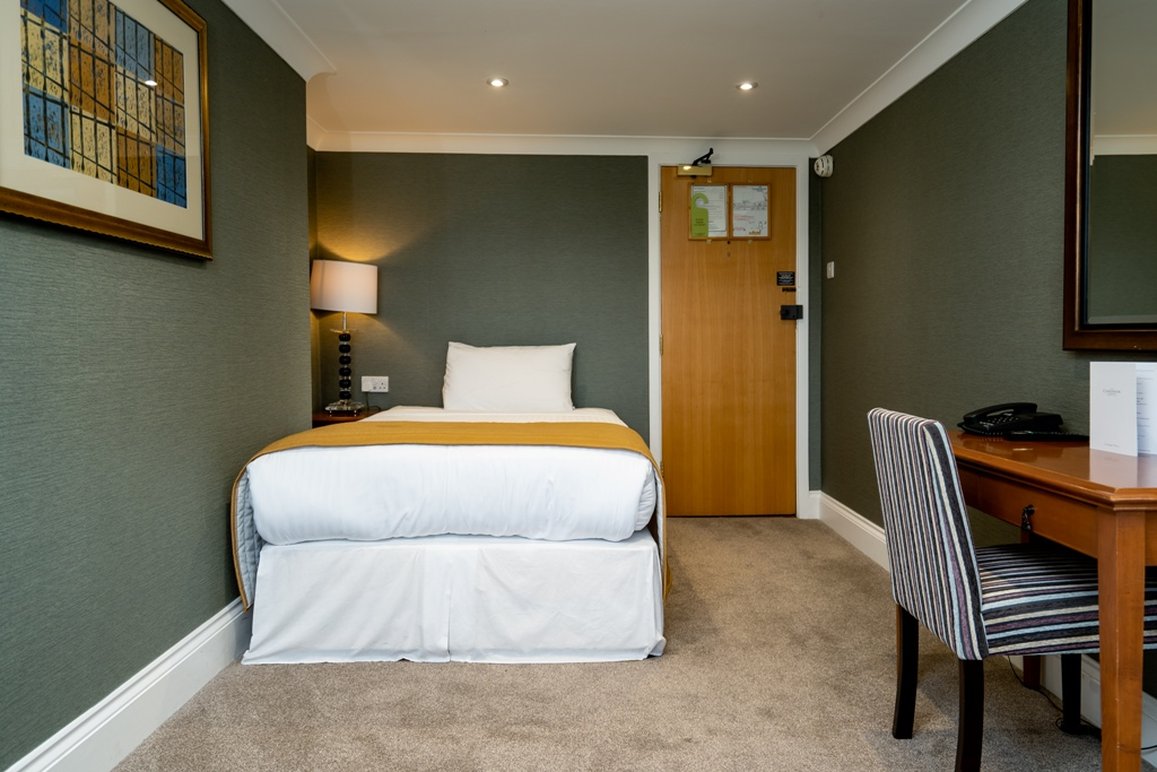 THE CLARENDON HOTEL 17/50