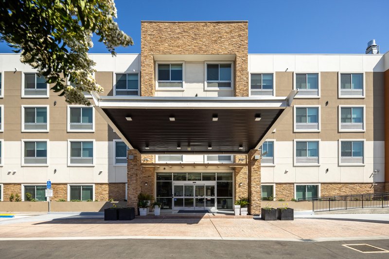 HOLIDAY INN EXPRESS AND SUITES SAN JOSE SILICON VALLEY 8/64