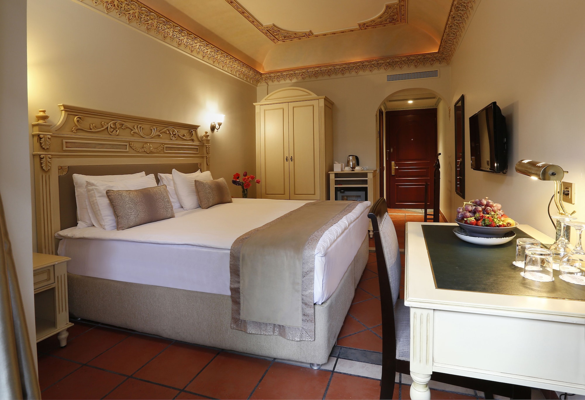 ROOM, DOUBLE OR TWIN BED