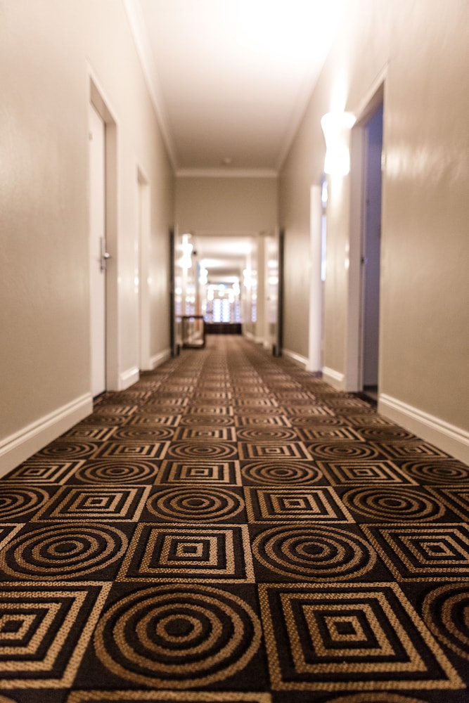 Belmore All-Suite Hotel 47/54