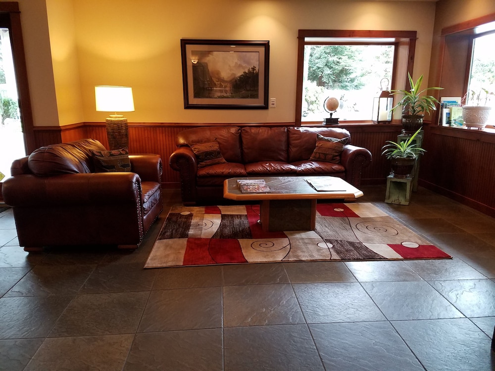 Redwood Hyperion Suites 48/65