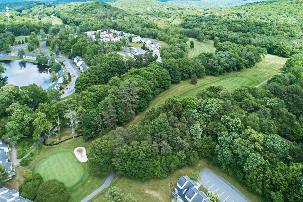 Pocono Mountain Villas MOD Collection by Sonesta 42/47