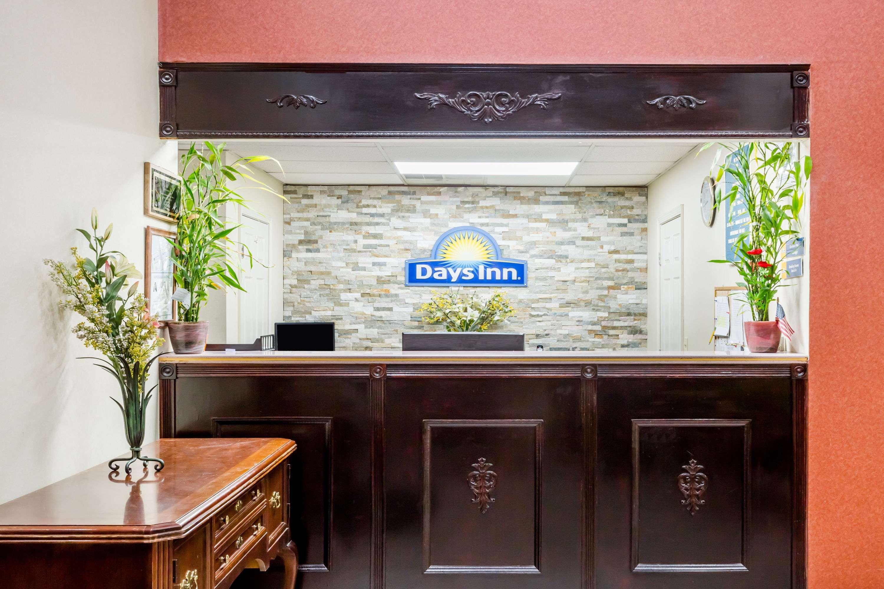 Days Inn by Wyndham Hendersonville 2/17