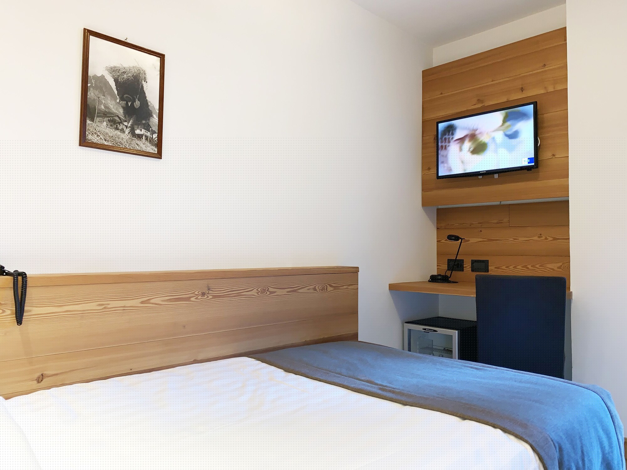 ROOM, SINGLE