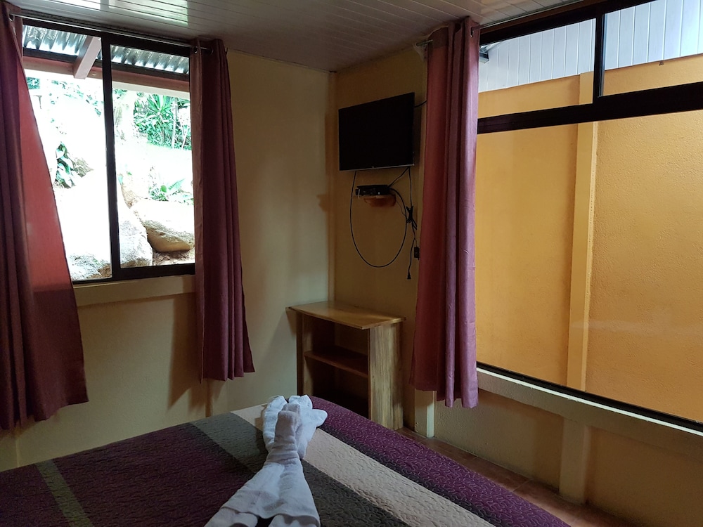 Greemount Hotel 13/65