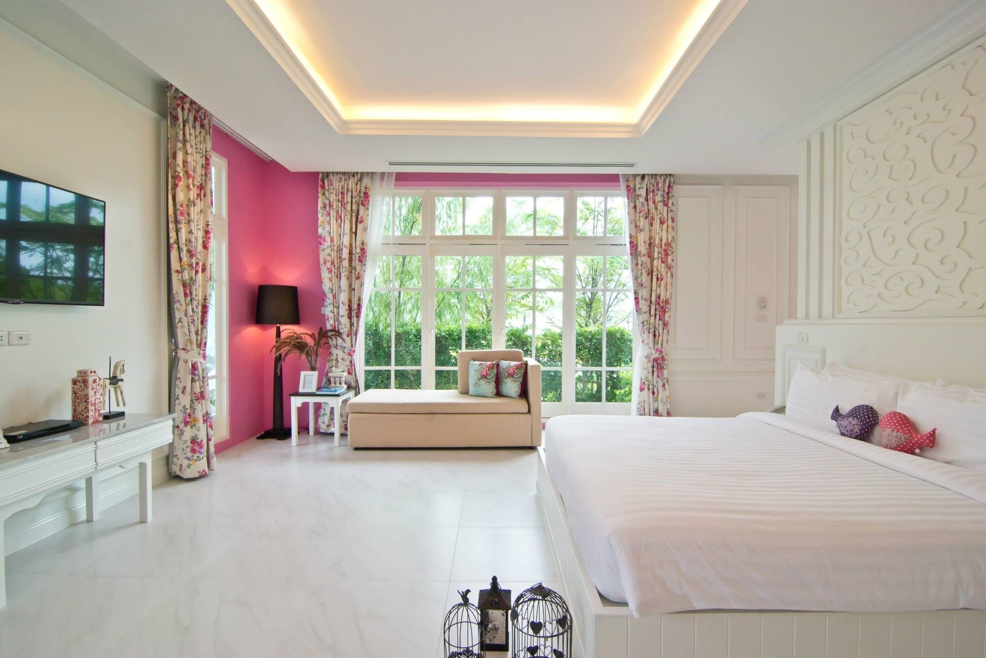 Deluxe, King Bed, Pet Friendly, Pool Access
