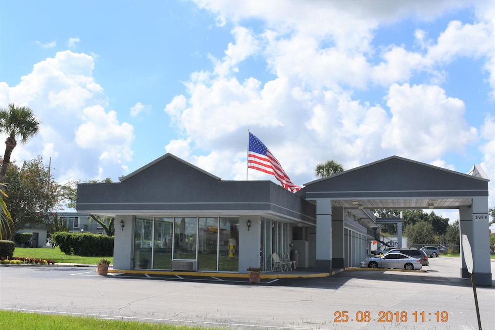 Super 8 by Wyndham Ocala I-75 1/56