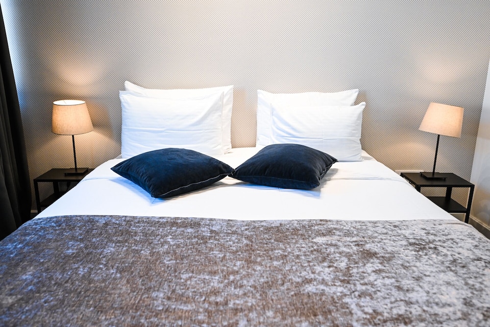 Le Petit Piaf Hotel 34/56