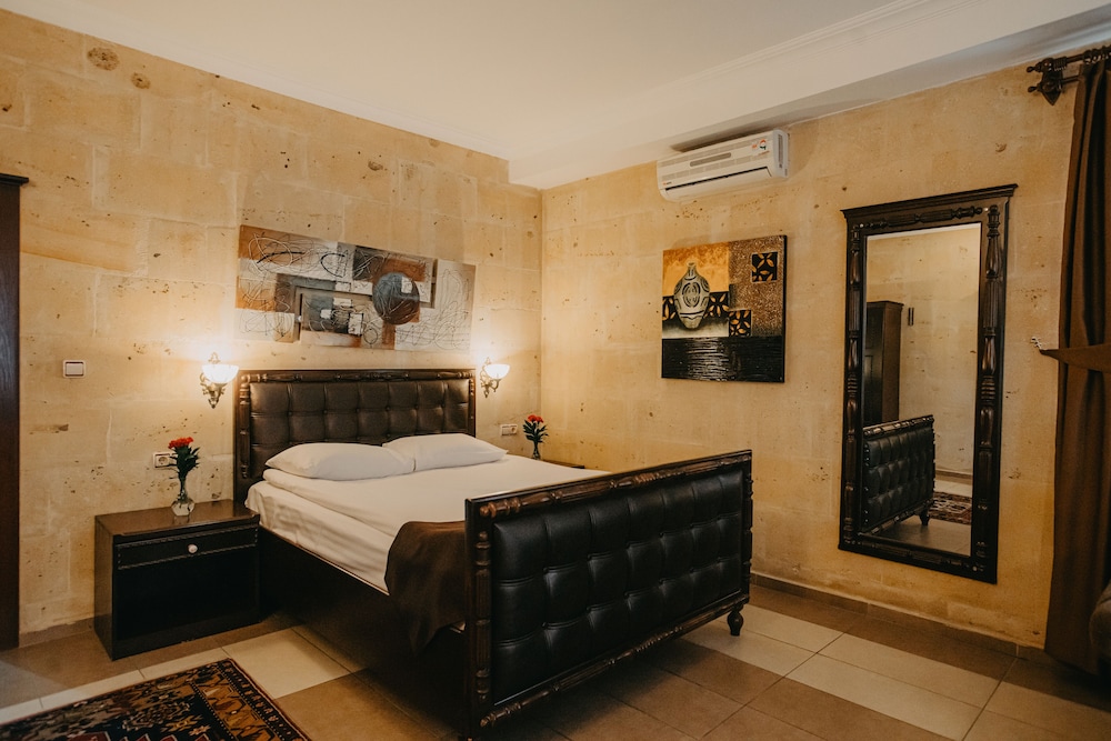 Royal Stone Houses 24/74