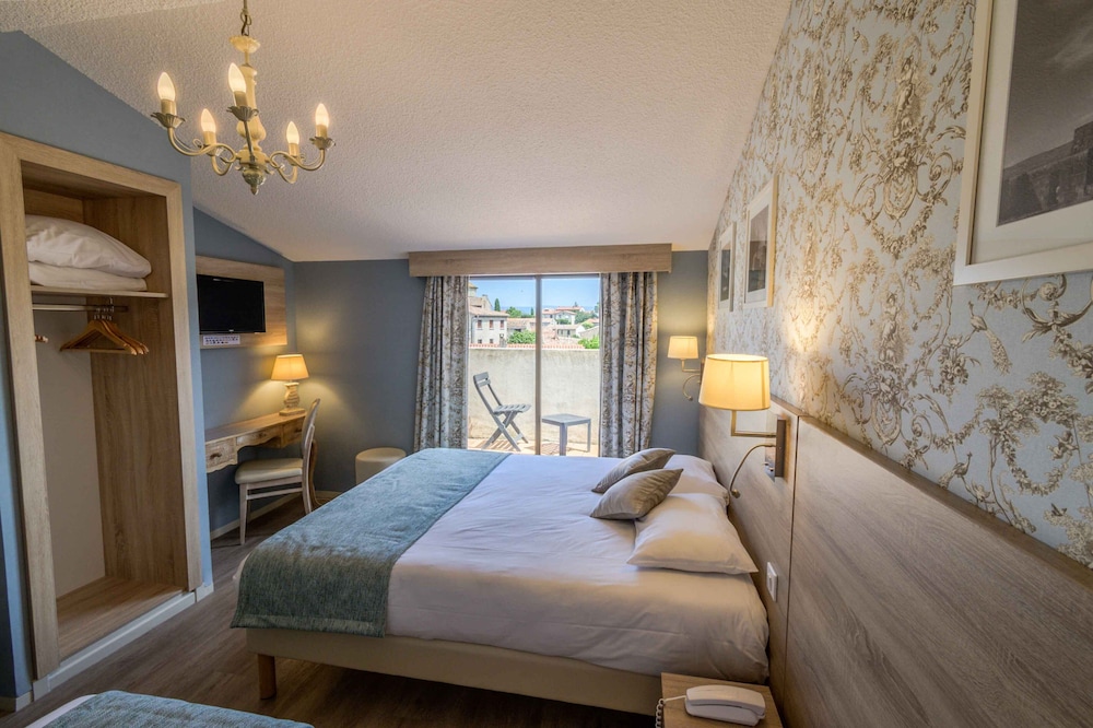 ROOM, TRIPLE, 1 DOUBLE AND 1 SINGLE BED