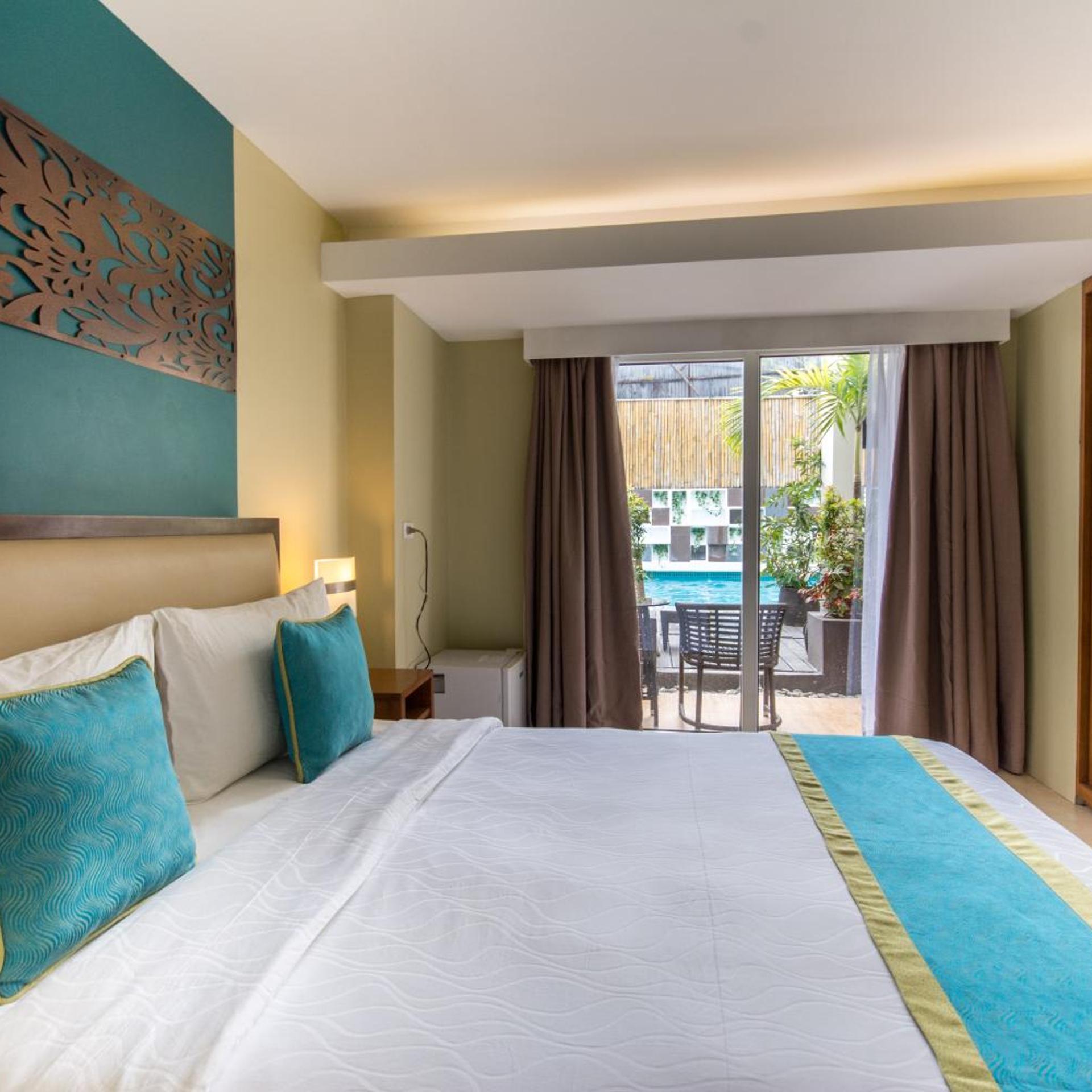 DELUXE, DOUBLE OR TWIN BED, POOL ACCESS