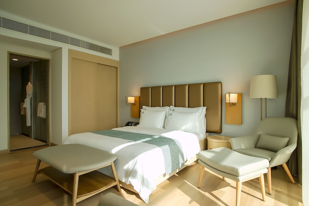 Signature, Golf, Premium, Queen Bed