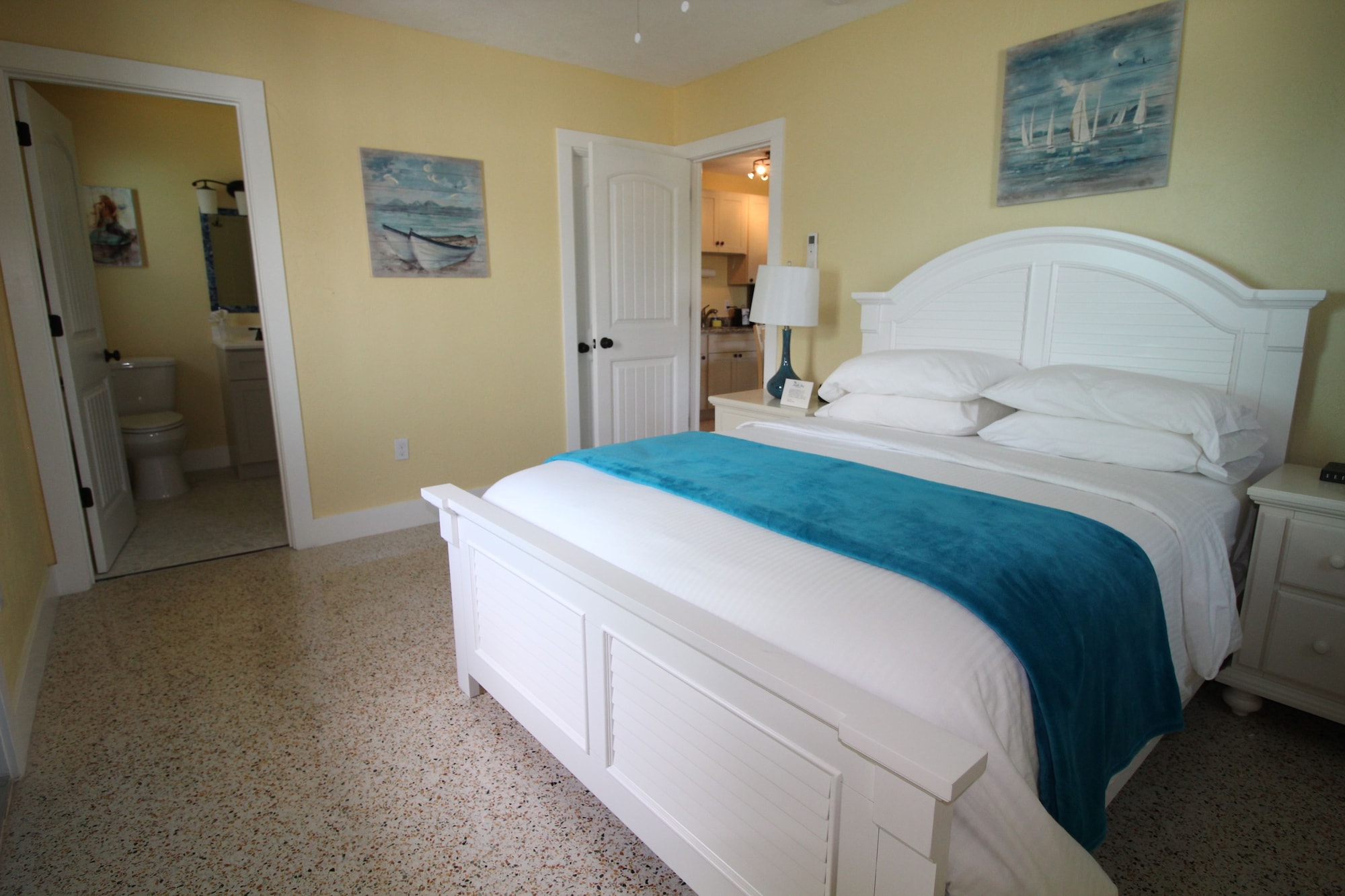 1 BEDROOM, VILLA, QUEEN BED, COURTYARD VIEW, KITCHEN
