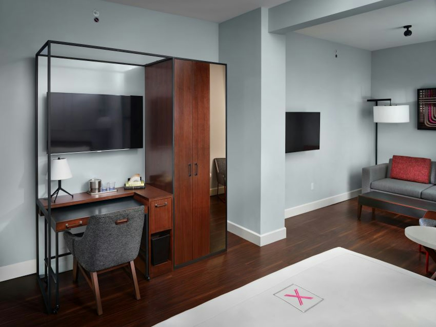Axiom Hotel 66/76