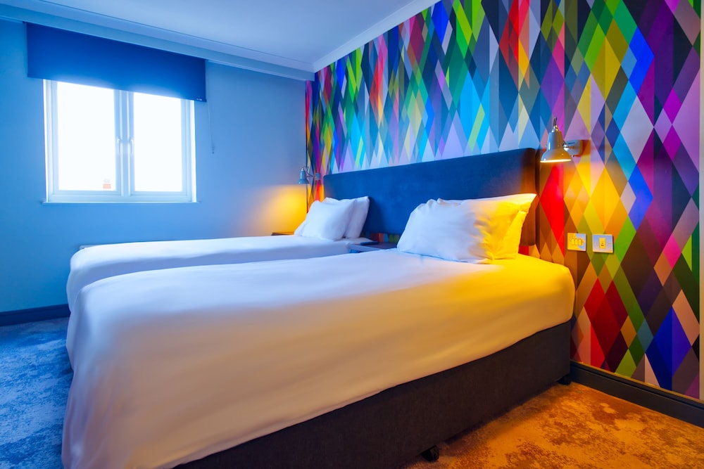 ROOM, TWIN BEDS