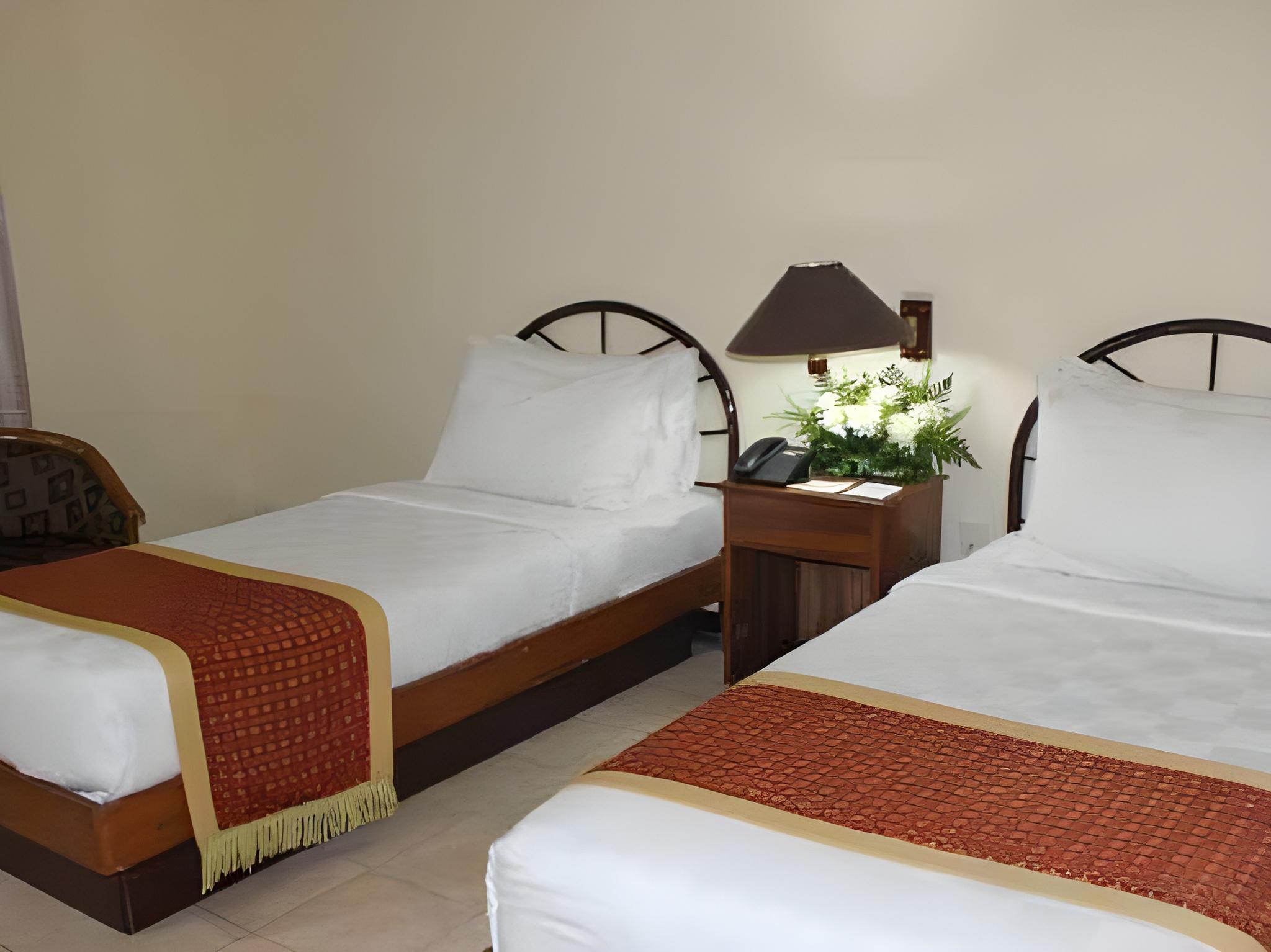غرفة سوبيريور بسريرين منفصلين، Hotel Merdeka Kediri 2/2