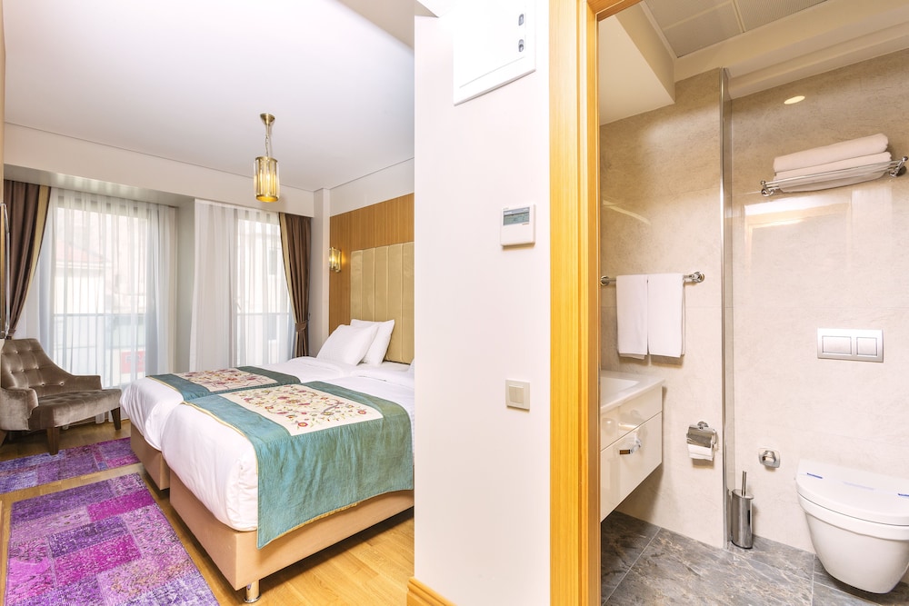 Obelisk Hotel & Suites 62/63