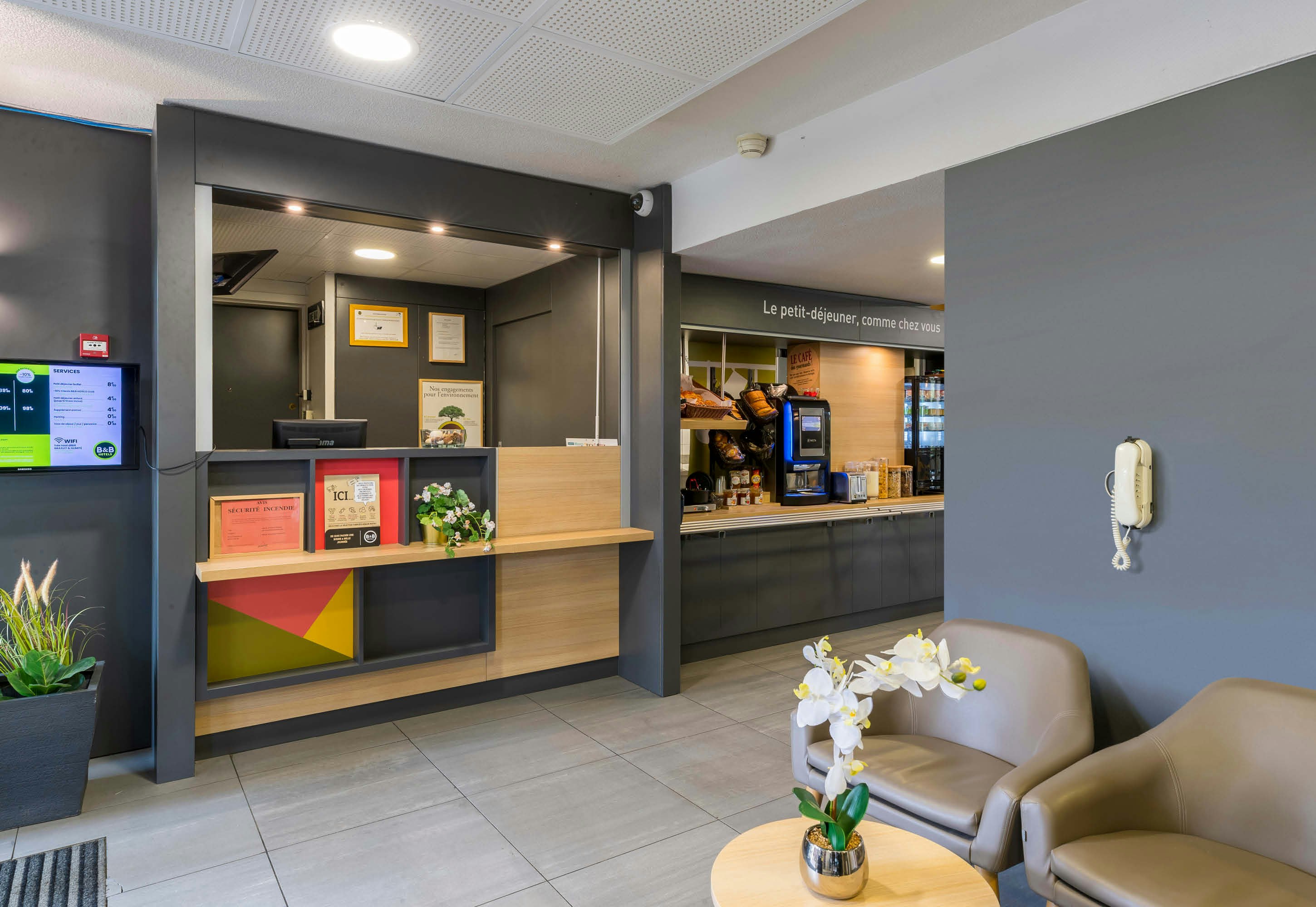 Lobby at B&B HOTEL Auxerre Bourgogne, MONETEAU