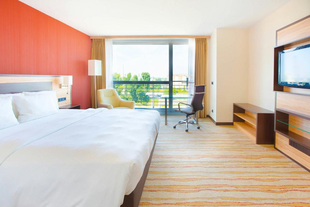 Suite, King Bed, Water View