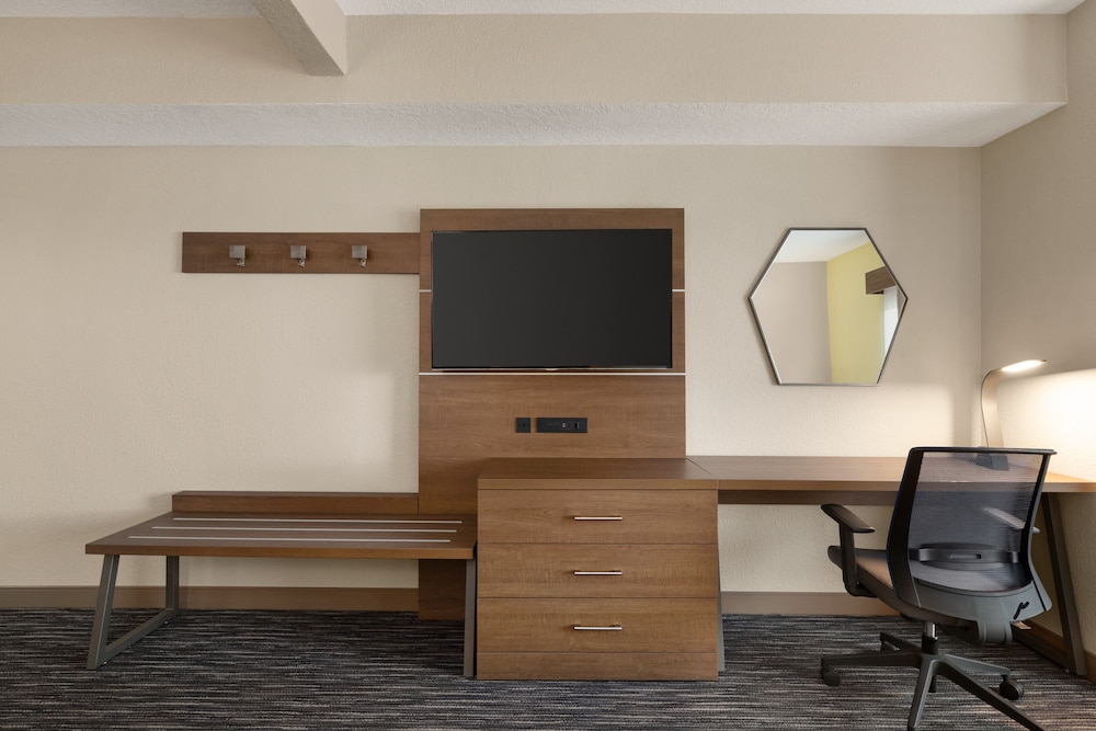 Holiday Inn Express & Suites Pembroke Pines-Sheridan St 40/54