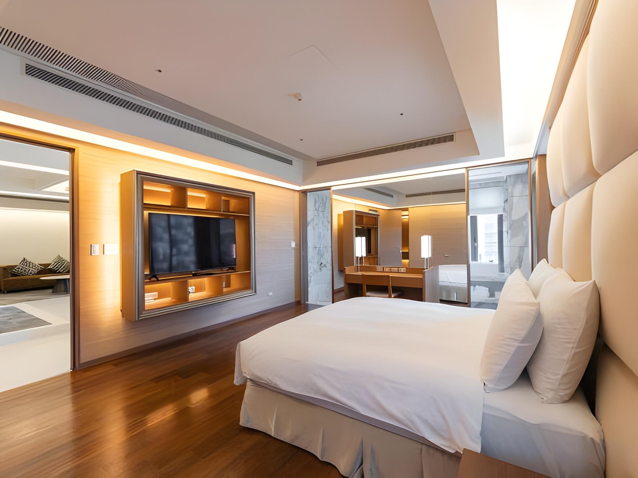 Miramar, Suite, 2 Queen and Twin Beds