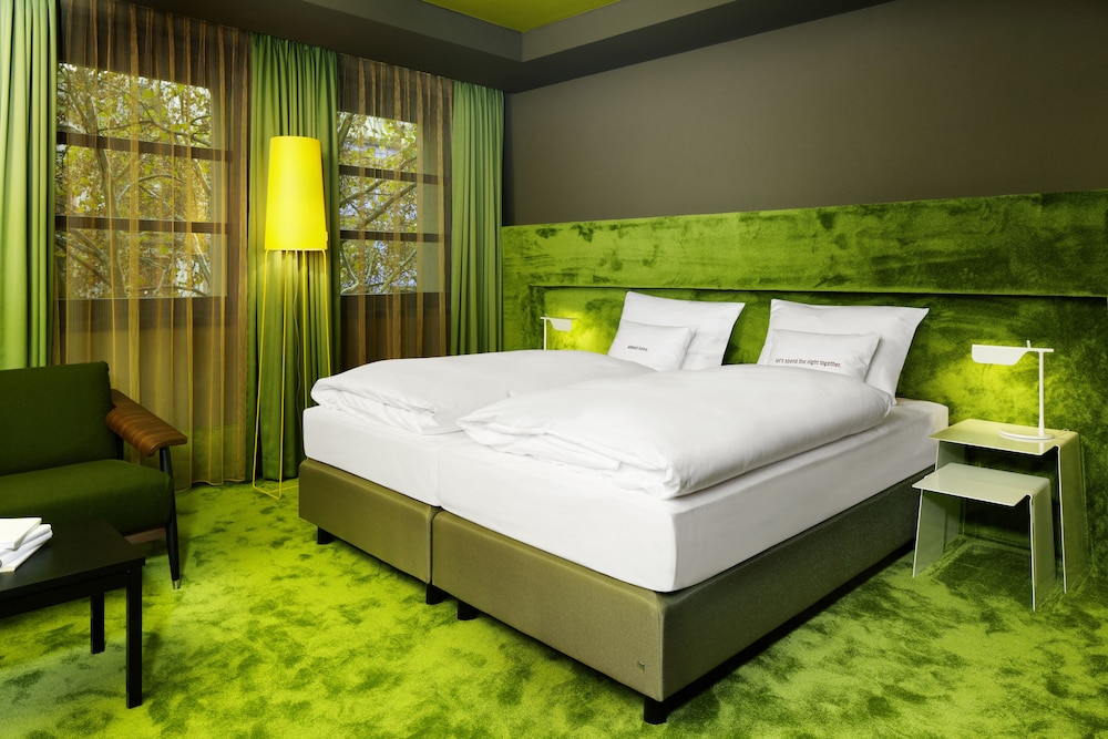 ROOM, LARGE