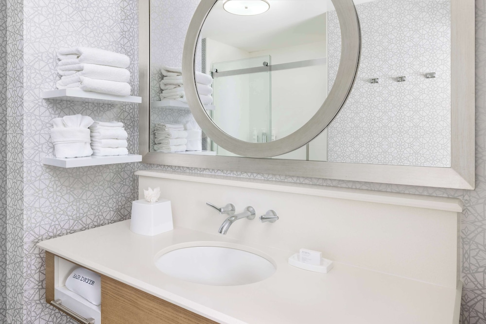 غرفة بسرير كينج بإطلالة على النهر بشرفة، Hampton Inn & Suites Napa 10/10