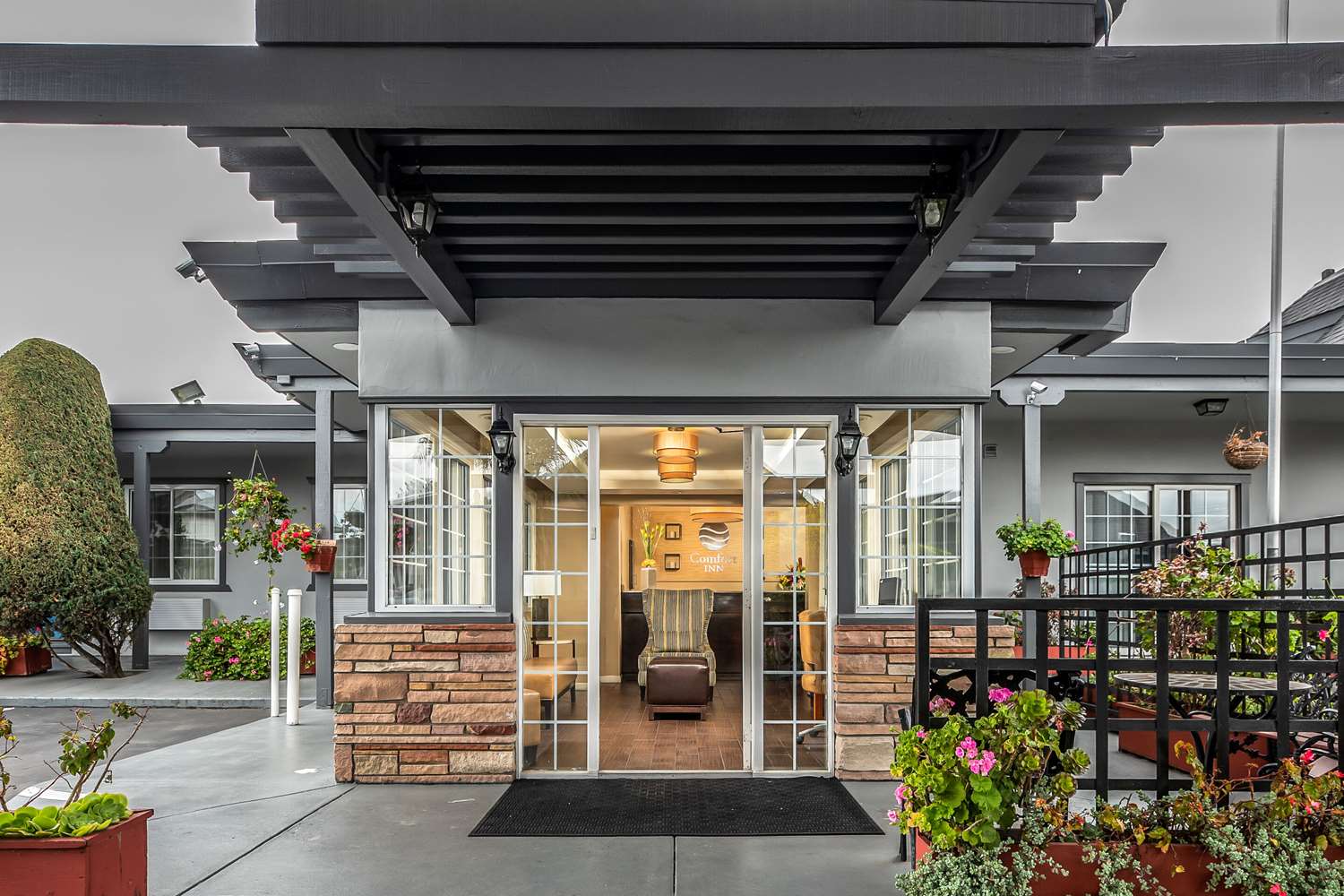 Blu Pacific Hotel in MONTEREY - CA